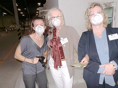 Teilnehmerinnen mit Mundschutz