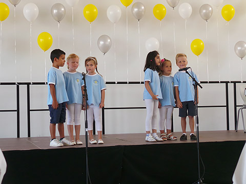 Begrüßung durch die Kindergartenkinder