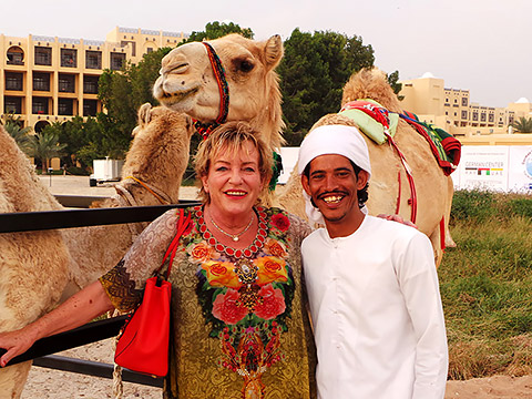 Kameluschi mit Beduine und Kamelen