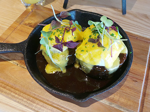 Eggs Benedict „Our Style“ 