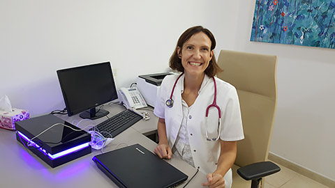 Dr. Charlotte mit Messgerät