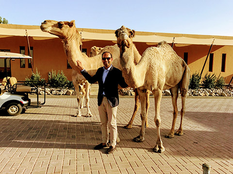 Amit Arora mit Kamelen
