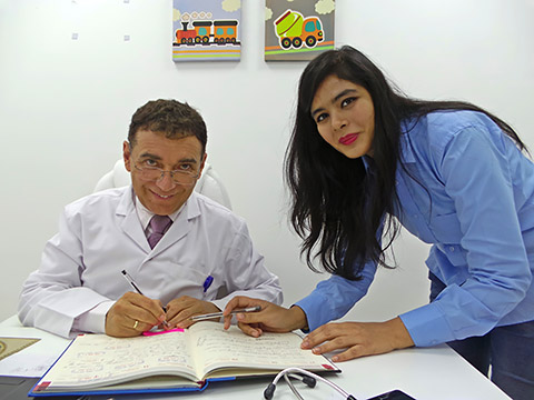Dr. Antonio mit Assistentin