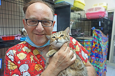 Dr. Omer mit Katze