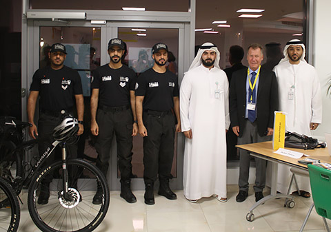 Dubai Police mit Schulleiter Helmut Jolk