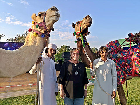 Uschi mit Bedus und Kamelen