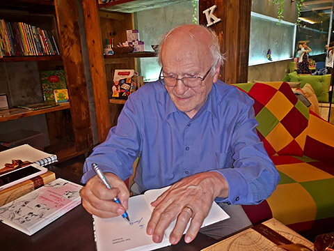 Autor beim Signieren