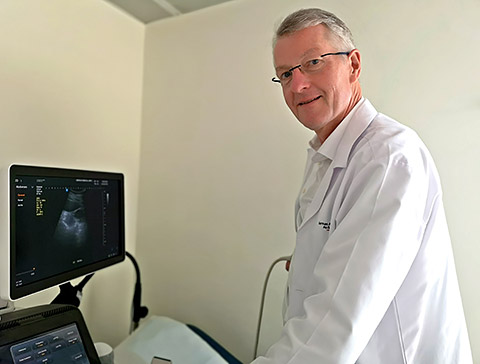 Professor Köhrmann am Ultraschall