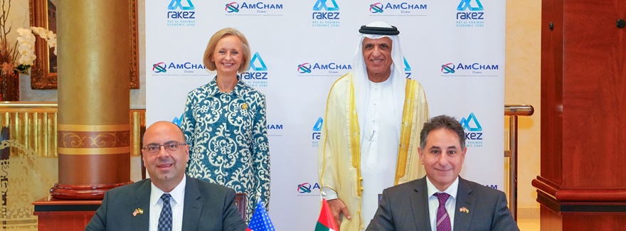 Feierliche Unterzeichnung der MoU zwischen AmCham Dubai und RAKEZ