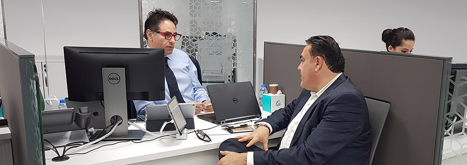 CEO der RAKEZ bedient Kunden im Al Hamra Service Center