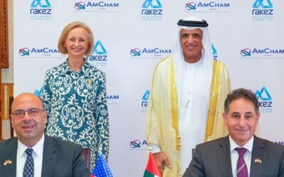 Feierliche Unterzeichnung der MoU zwischen AmCham Dubai und RAKEZ