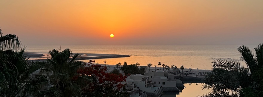 Das Cove Rotana im Oktober